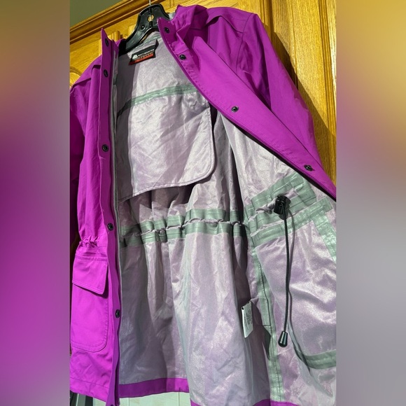 Misty Mountain Women's Waterproof Fuschia Rain Jacket Size Medium Like New - Picture 8 of 12